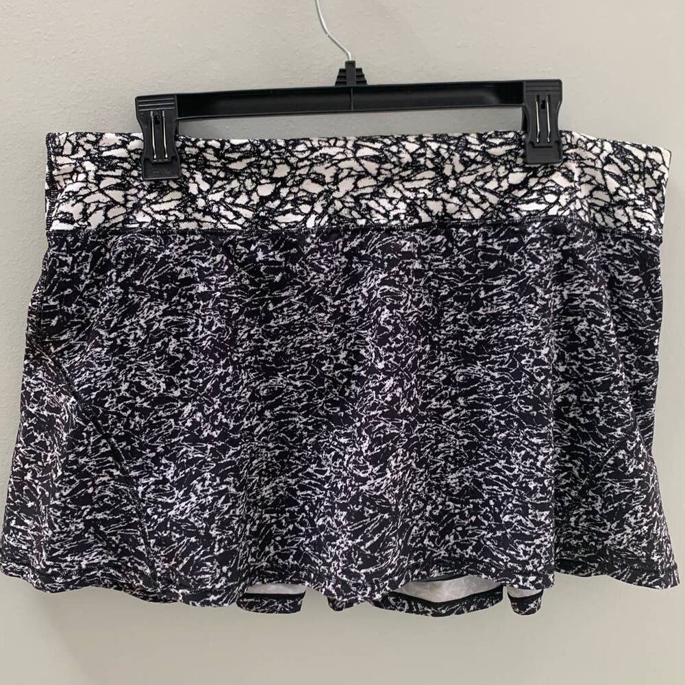 Excellent condition!! LULULEMON "Circuit Breaker" skirt in "Iced Wave Black" 12